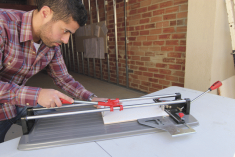 Резка профессиональным ручным плиткорезом Rubi TS-66-Plus Резка профессиональным ручным плиткорезом Rubi TS-66-Plus