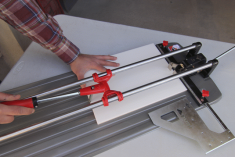 Резка профессиональным ручным плиткорезом Rubi TS-66-Plus Резка профессиональным ручным плиткорезом Rubi TS-66-Plus