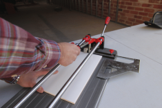 Резка профессиональным ручным плиткорезом Rubi TS-66-Plus Резка профессиональным ручным плиткорезом Rubi TS-66-Plus