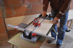 Работа с профессиональным ручным плиткорезом Rubi TR-700-S Работа с профессиональным ручным плиткорезом Rubi TR-700-S