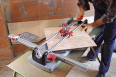 Работа с профессиональным ручным плиткорезом Rubi TR-700-S Работа с профессиональным ручным плиткорезом Rubi TR-700-S