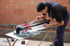 Работа с профессиональнымо плиткорезом Rubi TX-700 Работа с профессиональнымо плиткорезом Rubi TX-700