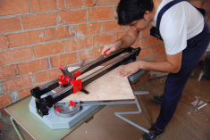 Работа с профессиональнымо плиткорезом Rubi TX-700 Работа с профессиональнымо плиткорезом Rubi TX-700