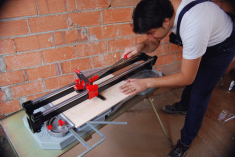 Работа с профессиональнымо плиткорезом Rubi TX-700 Работа с профессиональнымо плиткорезом Rubi TX-700