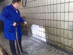 Чистка плитки универсальным профессиональным чистящим и моющим средством Hera Chemie Karo Totalreiniger