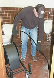 Использование гидродинамической прочистной машины с бензиновым приводом CAM Spray EJ-SW3000.4