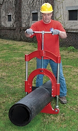 Использование гильотины для полиэтиленовых труб Reed HPC12