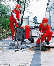 Использование машины для прочистки канализационных труб Rothenberger R 140B