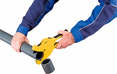 Использование ножниц для резки пластиковых и металлопластиковых труб Rems Ros P 63 S Использование ножниц для резки пластиковых и металлопластиковых труб Rems Ros P 63 S