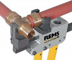 Использование пресс-головки для тройников, уголков, гребенок, переходных фитингов REMS UNI T/L Использование пресс-головки для тройников, уголков, гребенок, переходных фитингов REMS UNI T/L