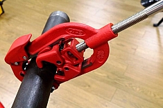 Использование трубореза ручного с хомутной защелкой Hongli H2S Использование трубореза ручного с хомутной защелкой Hongli H2S