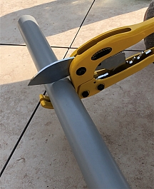 Применение ножниц для резки пластиковых труб Kern Super Cut 63