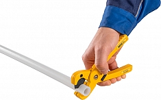 Применение ножниц для резки пластиковых труб Rems Ros P Flex 22