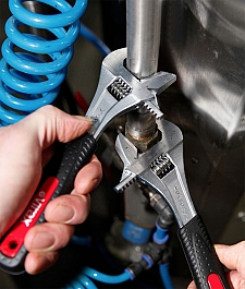 Применение разводного ключа с реверсом Virax 8" Применение разводного ключа с реверсом Virax 8"