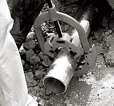 Применение ручного трубореза для стальных труб с хомутной защелкой Kern H8S Применение ручного трубореза для стальных труб с хомутной защелкой Kern H8S