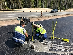 Применение ручной трамбовки для заделки отверстий от кернов Техком ТР-150 Применение ручной трамбовки для заделки отверстий от кернов Техком ТР-150