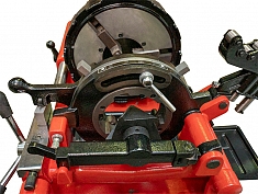 Рабочая зона резьбонарезного станка Voll Power V-Matic A4R Рабочая зона резьбонарезного станка Voll Power V-Matic A4R