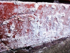 Удаление высолов на кирпичной кладке