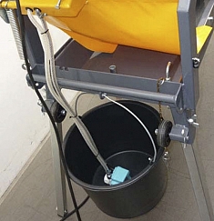 Водяной насос в ведре камнерезного станка Cedima CTS-175.1 Водяной насос в ведре камнерезного станка Cedima CTS-175.1